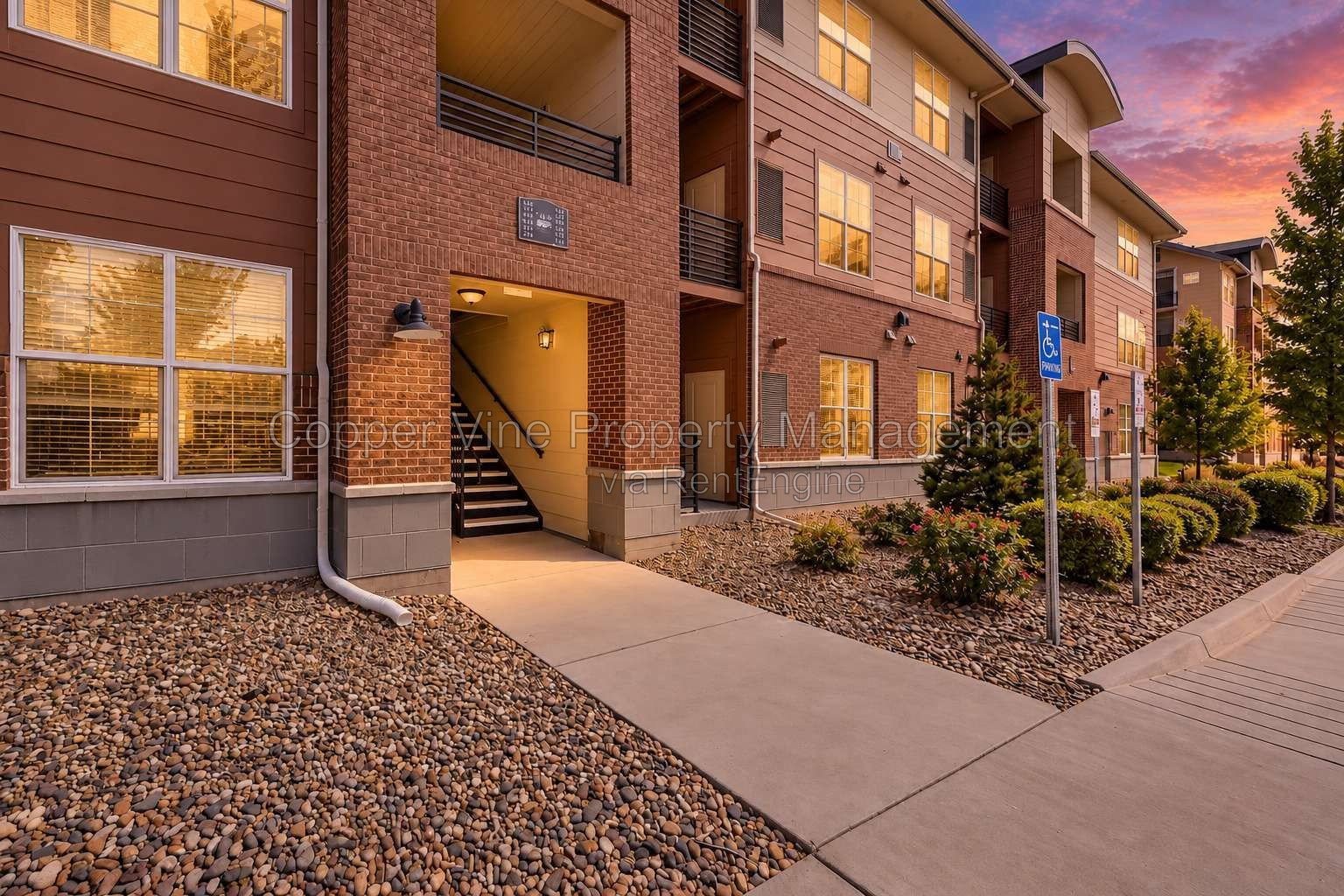 ** Move In Special: $500 Off First Month's Rent!**
Spacious 2BR Condo with Detached Garage, Pool, and Convenient Light Rail Access property image