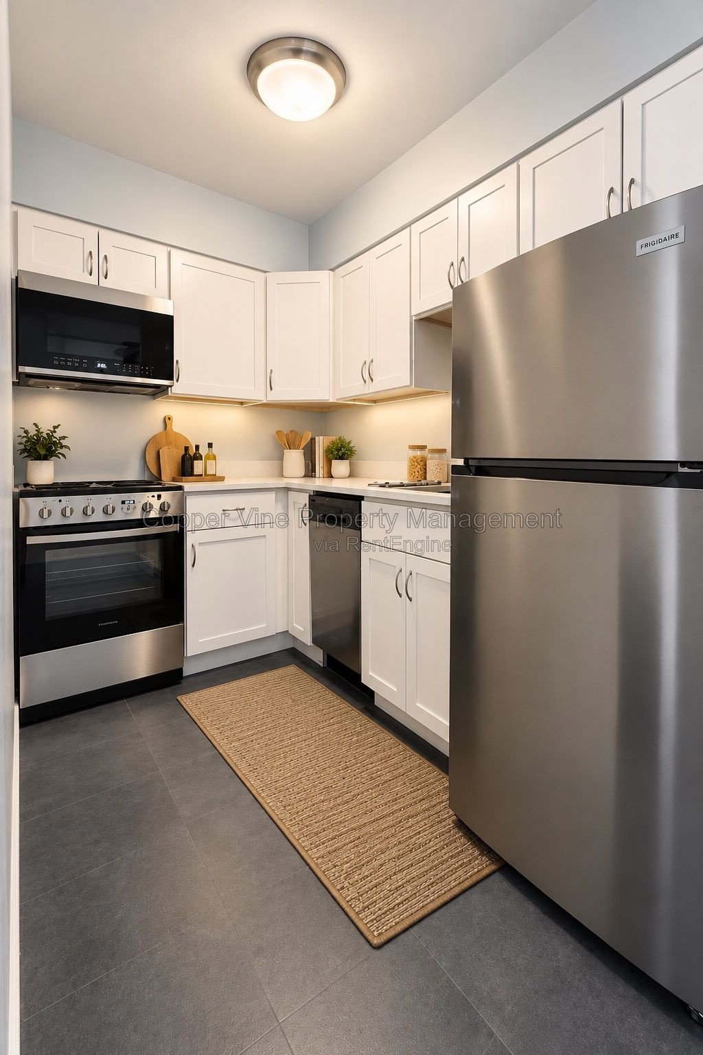 ** Move-In Special!  $500 Off First Month's Rent!**
