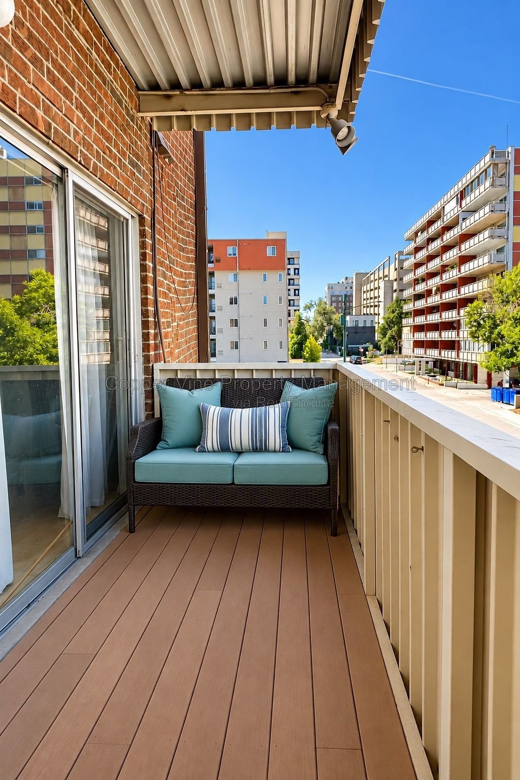 ** Move-In Special!  $500 Off First Month's Rent!**
